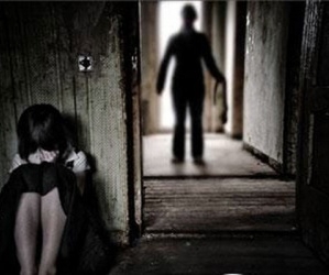 Kẻ đồi bại bị phát hiện khi đang dở trò với bé gái 8 tuổi nhà hàng xóm