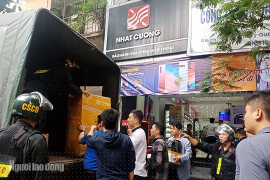 Lực lượng Bộ Công an khám xét cửa hàng điện thoại tại số 33 Hà Chung (Hà Nội) của Công ty Nhật Cường ngày 9-5 - Ảnh: Huy Thanh.