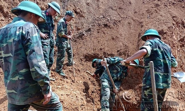 Phát hiện quả bom nặng 400kg ven đường