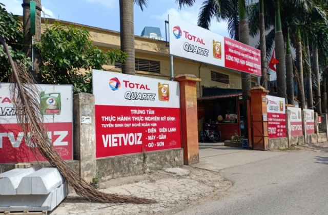 Báo cáo hay nhưng UBND phường Mỹ Đình 1 vẫn để lộ loạt gara ô tô, quán ăn...trên đất trường học