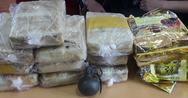 Bị truy bắt khi vận chuyển 60.000 viên ma túy, các đối tượng dùng lựu đạn chống trả