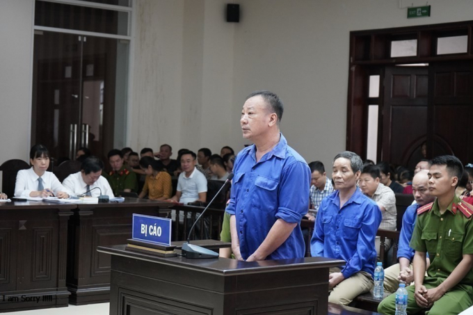 Trong thời gian Hưng “kính” làm Tổ trưởng Tổ bốc dỡ hàng hóa số 2 chợ Long Biên, Hưng tự ý thông báo với chị Nghiêm Thúy Nga (sinh năm 1981) và chồng là anh Hoàng Anh Hà (sinh năm 1972, cùng trú tại phường Phúc Xá, quận Ba Đình) kinh doanh hoa quả tại chợ Long Biên là Hưng được Ban quản lý chợ giao cho Hưng được toàn quyền giải quyết các vấn đề trên bãi Hải sản, trong đó có quyền bán chỗ đỗ xe để gây quỹ Công đoàn.