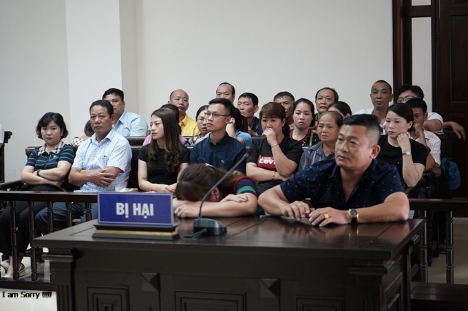 Theo tài liệu do chị Nga và anh Hà cung cấp, từ ngày 14/3/2018 đến ngày 1/9/2018, dưới sự chỉ đạo của Nguyễn Kim Hưng, Hải cùng Long, Vương đã thu của chị Nga, anh Hà được tổng số tiền hơn 28 triệu đồng. Trong đó, Hải thu được hơn 15 triệu đồng, Long thu được hơn 12 triệu đồng và Vương thu được 740.000 đồng. Tiến nhận từ Hải, Long và Vương tổng số tiền hơn 28 triệu đồng nhưng chỉ nộp về Ban Quản lý chợ Long Biên 3,2 triệu đồng, còn lại gần 25 triệu đồng chiếm hưởng chia nhau theo chỉ đạo của Hưng “kính”.