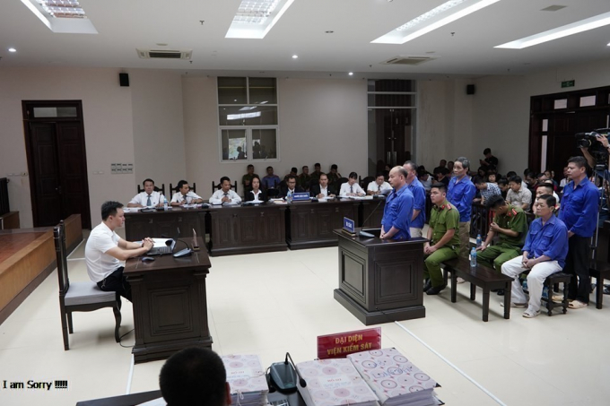 Tại Cơ quan điều tra, các bị cáo Nguyễn Hữu Tiến, Lê Thanh Hải, Nguyễn Mạnh Long và Dương Quốc Vương khai nhận từ ngày 1/1/2018 đến ngày 24/9/2018 được chia tổng số tiền là 46,4 triệu đồng. Trong đó, Tiến được hưởng 23,7 triệu đồng, Long được hưởng 11,6 triệu đồng Vương được hưởng 11,1 triệu đồng.