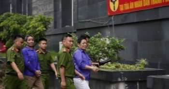 Chùm ảnh phiên tòa xét xử "trùm" bảo kê chợ Long Biên Hưng "kính" cùng đàn em