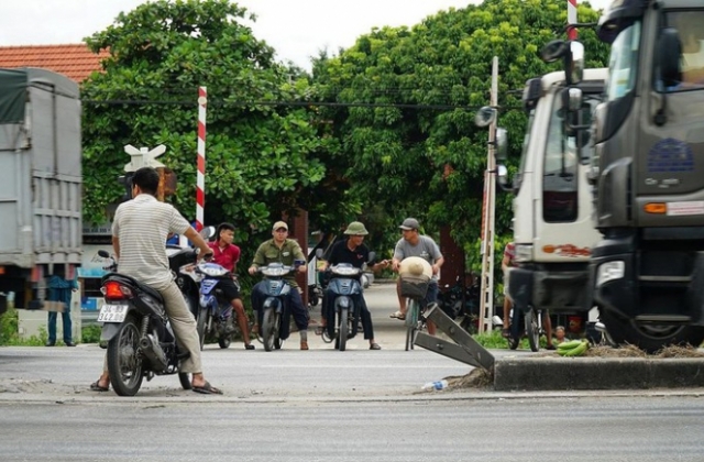 Cận cảnh 'bẫy tử thần' trên QL5 là nguy cơ tai nạn chết người