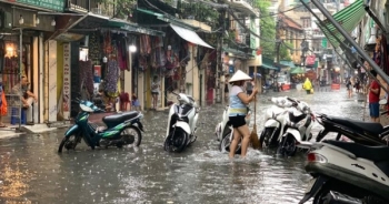 Hà Nội: Nhiều tuyến phố ngập sâu, người dân bì bõm dắt xe máy lội nước