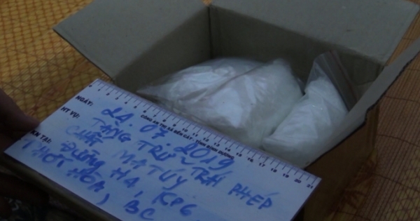 Bình Dương: Bắt 4 đối tượng thu giữ 1 khẩu súng và 900 gam ma túy đá