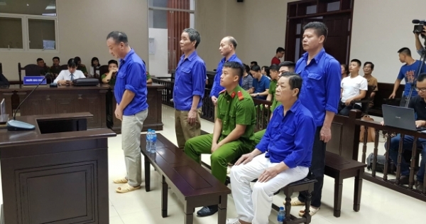 Clip Trùm bảo kê Hưng "kính" trả lời HĐXX khiến nhiều người tham dự phiên tòa 