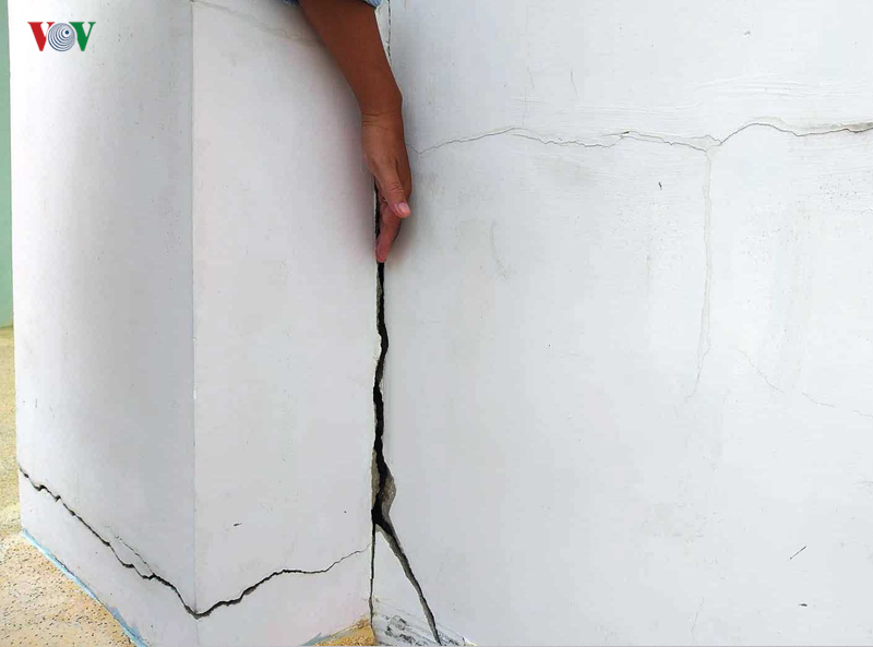 Trụ sở bị nứt dọc, nứt ngang đã được dặm vá nhưng không bảo đảm an toàn.