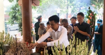 Trường Cao đẳng Dược Hà Nội I trao 5 sổ tiêt kiệm tri ân các gia đình chính sách