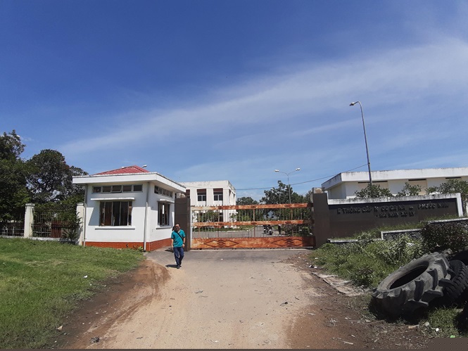 Cổng vào Nhà máy nước Phước Nam bị rỉ sét.