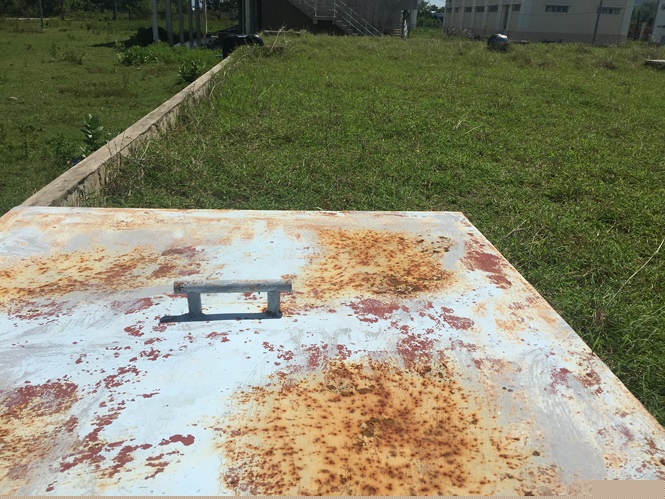 Nắp đầy bồn chứa nước bị rỉ sét.