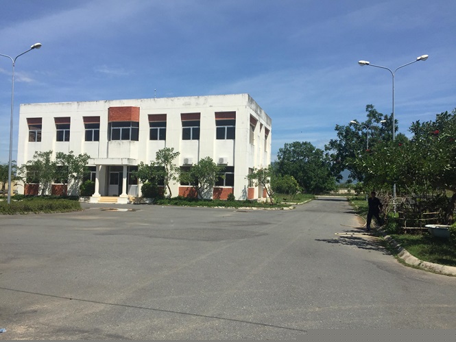 Nhiều hạng mục công trình của nhà máy bỏ hoang, cỏ mọc um tùm.