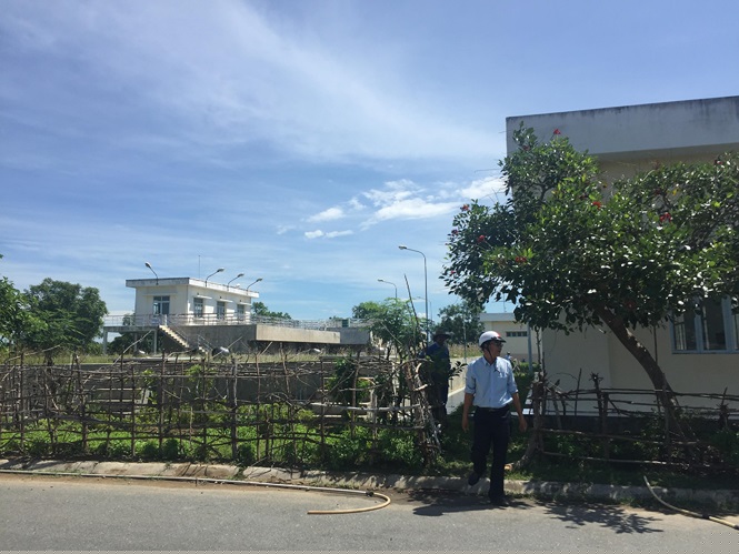 Chỉ có vài nhân viên làm công tác bảo vệ nhà máy.