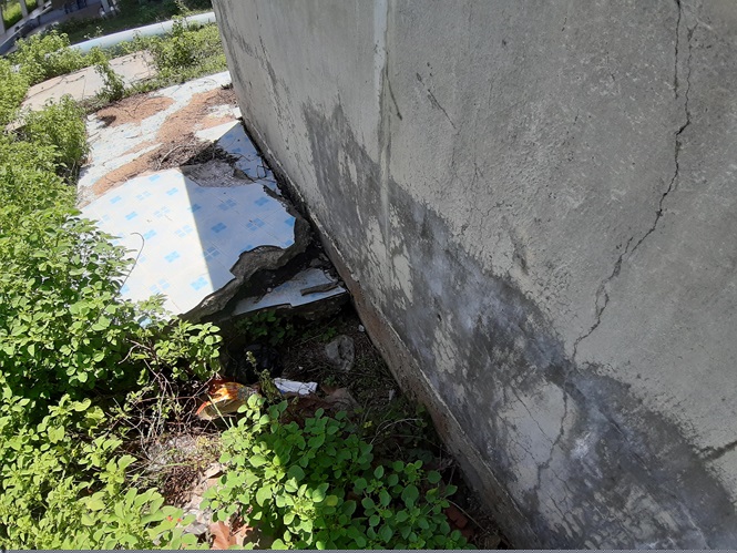 Nhiều bức tường tại các hạng mục công trình bị nứt nẻ.