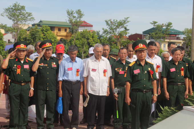 Tại khu mộ của cố Tổng Bí thư Đỗ Mười, trong không khí trang nghiêm, đoàn đã kính cẩn nghiêng mình tưởng niệm trước anh linh vị của cố Tổng Bí thư của nhân dân và thành kính dâng hương, hoa tưởng niệm