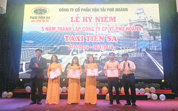 Ông Lê Vinh Quang - Chủ tịch HĐQT Taxi Tiên Sa (trái) và Nguyên Phó Bí thư tỉnh Quảng Bình trao bằng khen cho tập thể, cá nhân đạt thành tích xuất sắc trong hoạt động kinh doanh.