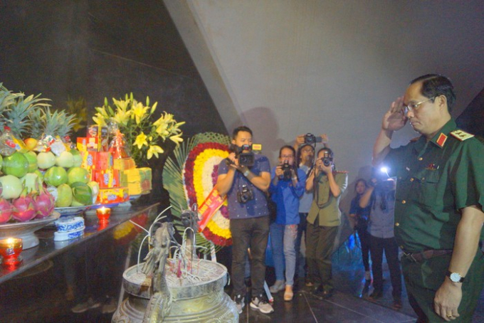 Phó Chủ nhiệm Tổng cục Chính trị QĐND Việt Nam Trần Quang Phương dâng hương tưởng nhớ các anh hùng liệt sĩ tại Nghĩa trang Liệt sỹ Quốc gia A1, tối 26/7 ẢNH: NGUYỄN MINH