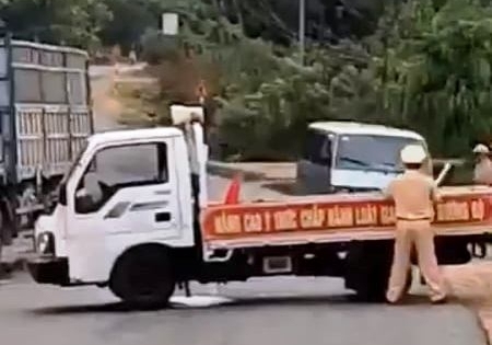 Gia Lai: Xe ô tô khách lao thẳng vào xe tuần tra giao thông, làm 1 chiến sỹ bị thương