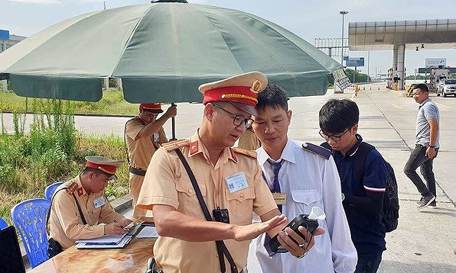 CSGT kiểm tra nồng độ cồn đối với tài xế.