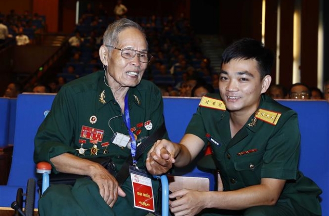 Chăm lo cho gia đ&igrave;nh c&oacute; c&ocirc;ng với c&aacute;ch mạng vừa l&agrave; đạo l&yacute;, vừa l&agrave; bổn phận của mỗi người d&acirc;n