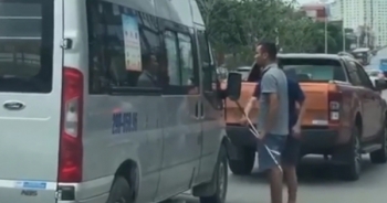 Giữa thủ đô, tài xế xe bán tải vác gậy golf đòi đánh người