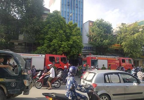 Trong quá trình tham gia khống chế đám cháy, 1 chiến sĩ cảnh sát PCCC đã ngã từ tầng 2 xuống đất