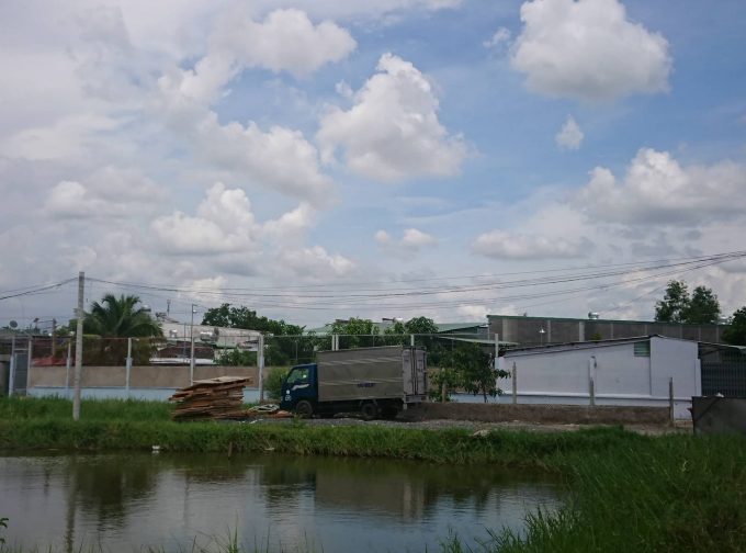 Tại đây, các căn nhà, kho xưởng được xây dựng 2 bên đường sầm uất chẳng khác gì khu dân cư.