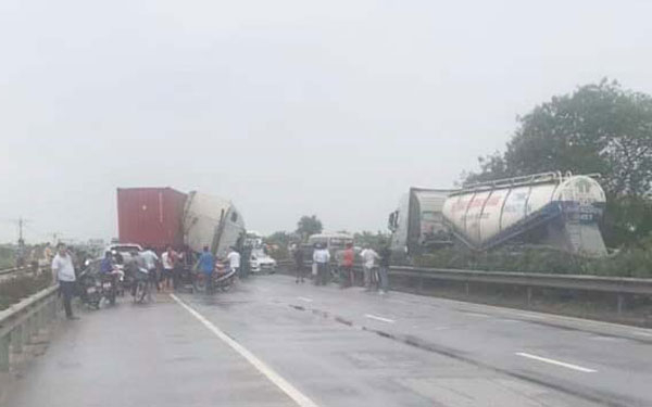 Lại tai nạn giao thông, Quốc lộ 5 ùn tắc gần 10km