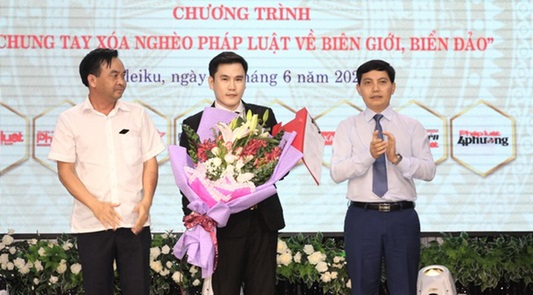 Phó Bí thư Đảng ủy, Phó Tổng biên tập Báo Pháp luật Việt Nam - Trần Đức Vinh (thứ nhất từ phải sang) trao Quyết định Trưởng CQĐD Miền Trung – Tây Nguyên cho Nhà báo Chí Bình