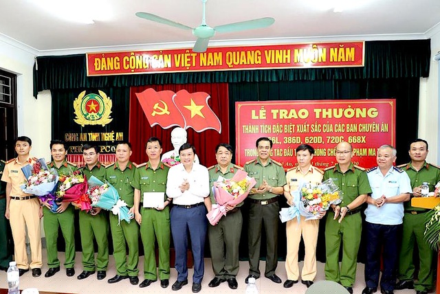 Ông Lê Hồng Vinh - Phó Chủ tịch UBND tỉnh Nghệ An trao thưởng cho các chuyên án.
