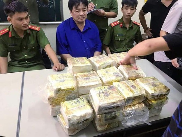 Trùm ma túy Hồ Sỹ Nguyên cùng tang vật vụ án (Ảnh: T.Q).