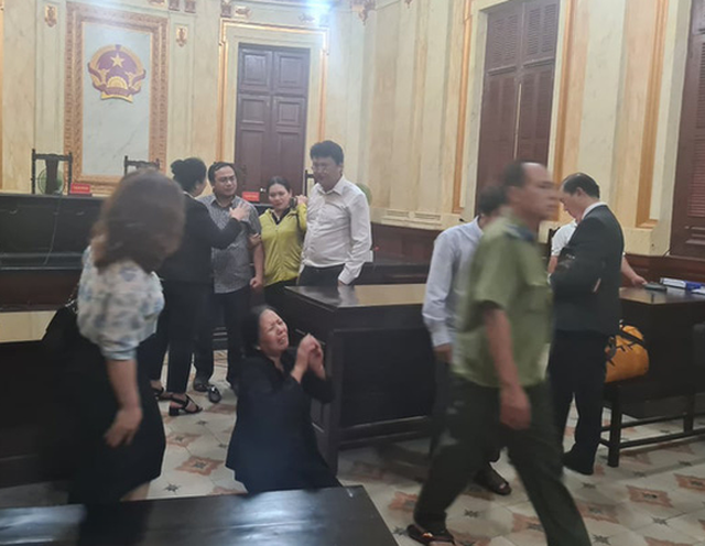 Bị đơn và người liên quan khóc thét sau khi nghe tòa tuyên án.