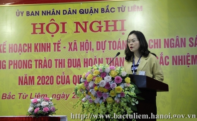 Mới đây, Chủ tịch UBND TP Hà Nội đã giao UBND quận Bắc Từ Liêm nghiêm túc tổ chức kiểm điểm đối với tổ chức, cá nhân để xảy ra vi phạm trong việc cấp sổ đỏ cho người dân, trong đó có trách nhiệm của ông Nguyễn Kim Vinh- Phó Chủ tịch UBND quận và bà Nguyễn Thị Nắng Mai - Phó Chủ tịch UBND quận Bắc Từ Liêm (Ảnh).