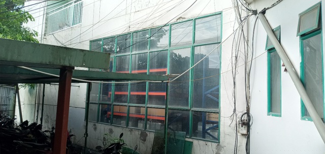 Dây điện chồng chéo tại tầng 1 khu chung cư khiến người dân bất an.