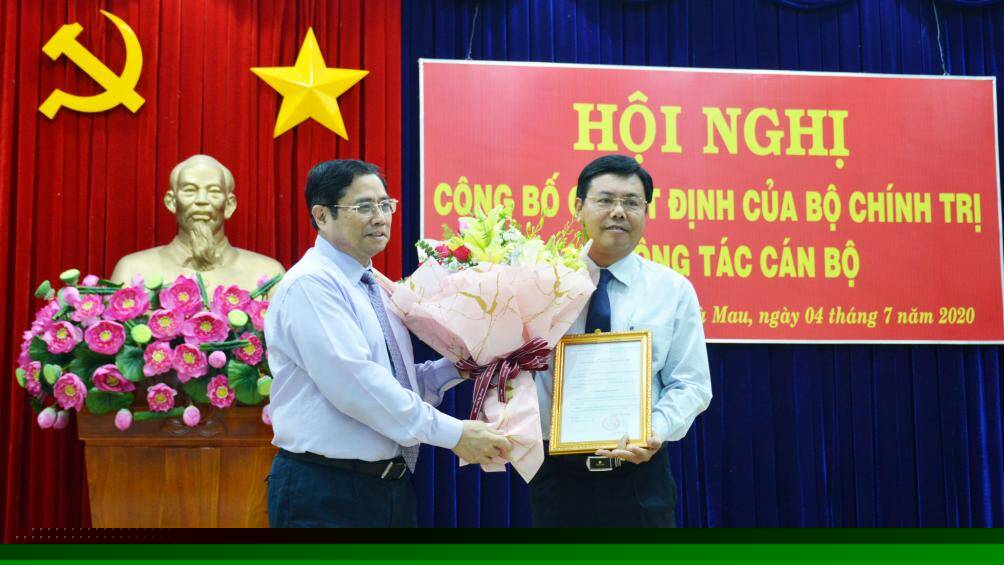 Ông Phạm Minh Chính, Ủy viên Bộ Chính trị, Trưởng ban Tổ chức Trung ương trao Quyết định của Bộ Chính trị chuẩn y ông Nguyễn Tiến Hải, Chủ tịch UBND tỉnh Cà Mau giữ chức Bí thư Tỉnh ủy Cà Mau.