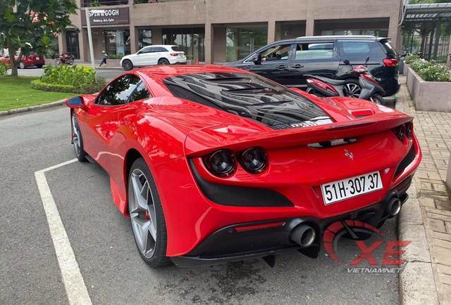 Hai siêu xe có mức thuế phí lần lượt là 18 tỷ đồng và 27 tỷ đồng 