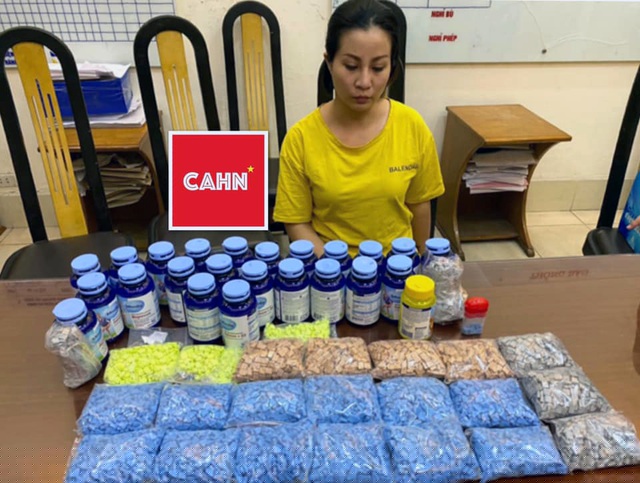 Nguyễn Thị Hồng Hạnh cùng số lượng lớn ma túy bị thu giữ. (Ảnh: Công an Hà Nội)