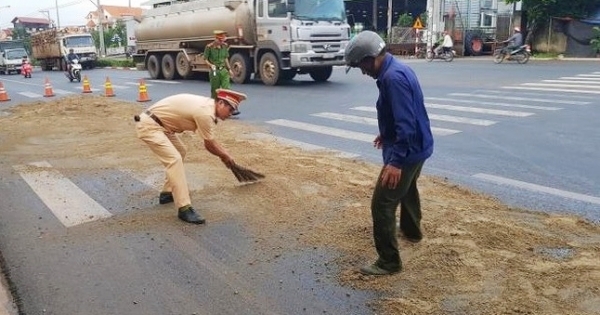 Hành động đẹp của chiến sỹ CSGT Bình Phước