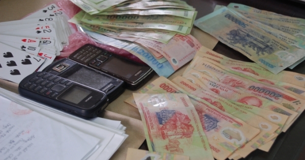 Cách chức 4 cán bộ xã ở Điện Biên vì rủ nhau đánh bạc