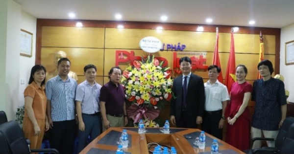 Báo Pháp luật Việt Nam: Tập thể “bản lĩnh, năng động, sáng tạo, hành động, đoàn kết, nghĩa tình”