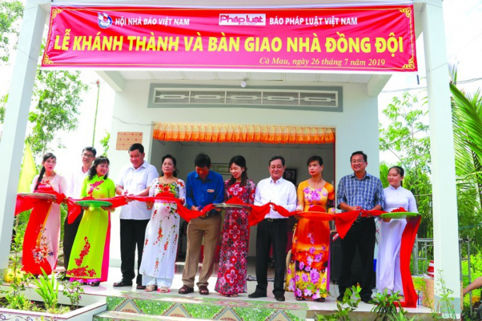 Hưởng ứng kêu gọi của Hội Nhà báo Việt Nam, Chi hội Nhà báo Báo PLVN cùng CQDĐ Báo PLVN tại ĐBSCL đã vận động đóng góp 200 triệu đồng xây dựng nhà tình nghĩa cho gia đình Nhà báo Nguyễn Mai – Anh hùng liệt sỹ tại Cà Mau.