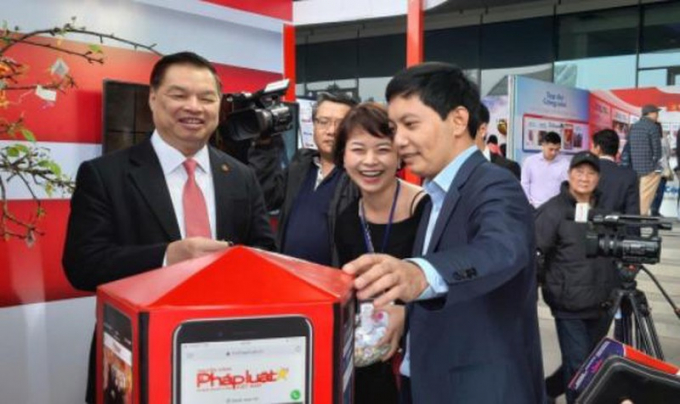 &Ocirc;ng L&ecirc; Mạnh H&ugrave;ng thăm gian trưng b&agrave;y của B&aacute;o PLVN tại Hội b&aacute;o to&agrave;n quốc 2019.