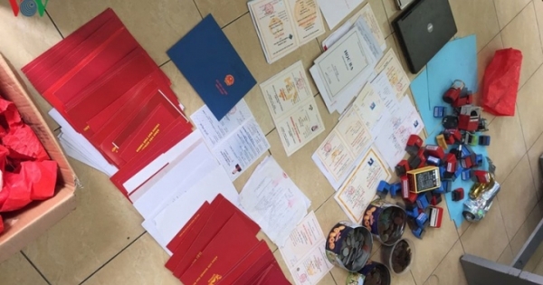 Triệt phá đường dây làm giấy tờ, văn bằng giả tại TPHCM