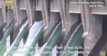 [Clip]: Đập hồ chứa Xin’anjiang Trung Quốc mở hết 9 cửa xả lũ