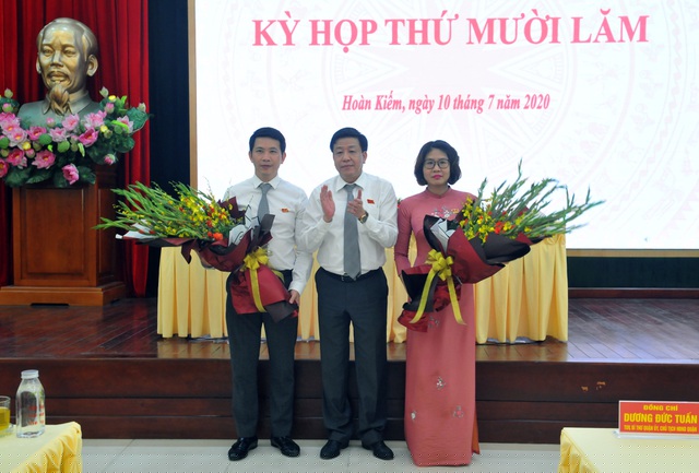 Ông Phạm Tuấn Long (bìa trái) giữ chức Chủ tịch UBND quận Hoàn Kiếm nhiệm kỳ 2016-2021