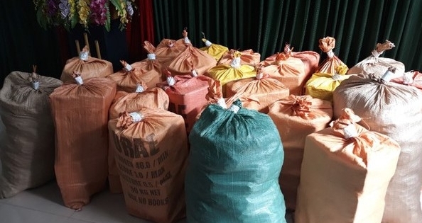 Đang chở 25 bao tải chứa đầy pháo nổ thì bị bắt quả tang