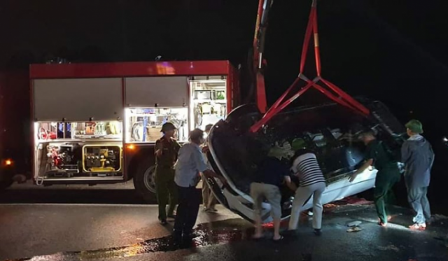 Quảng Ninh: Xế hộp đi trên tuyến đường đẹp nhất Hạ Long mất lái lao xuống biển khiến 4 người nguy kịch