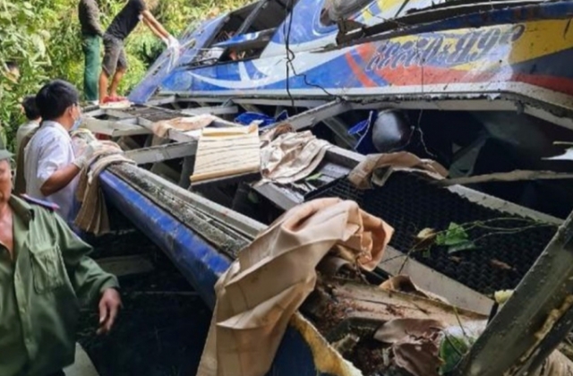 Kon Tum: Ít nhất 4 người tử vong, 28 người bị thương sau khi xe khách lao xuống vực sâu gần 20 mét